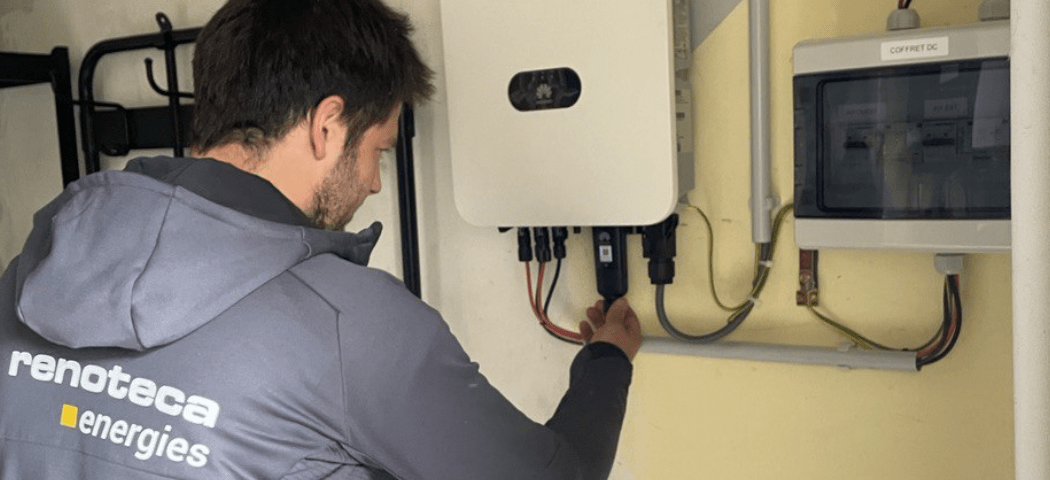 technicien Renoteca-Energies en intervention sur onduleur photovoltaïque